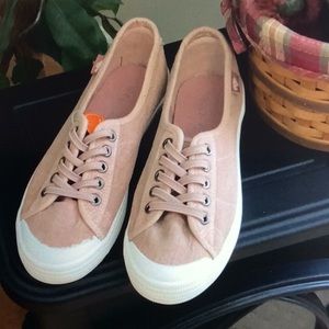 Ski On No Tie Sneakers NWT